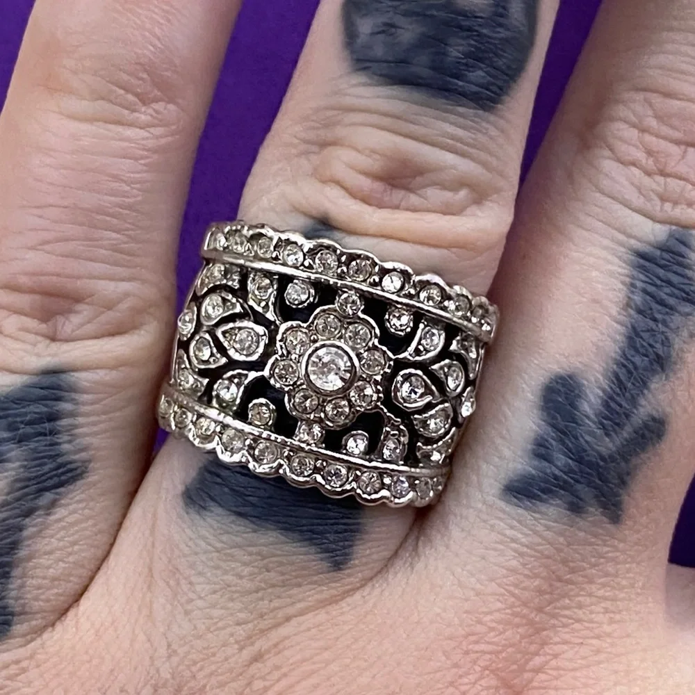 💛 Vintage Silver Statement Ring | Filigree Crystal Band | Bold Boho Glam Jewelry - Picture 5 of 7